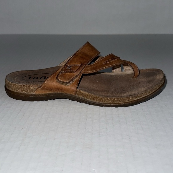 Taos Tan Leather Perfect Flip Flip Sandals - Picture 7 of 12